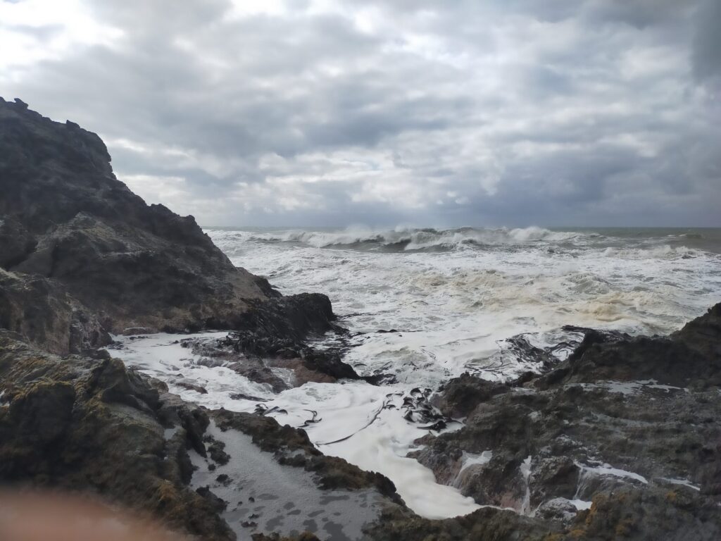 Waves pouring through the rocks at Okoropongo